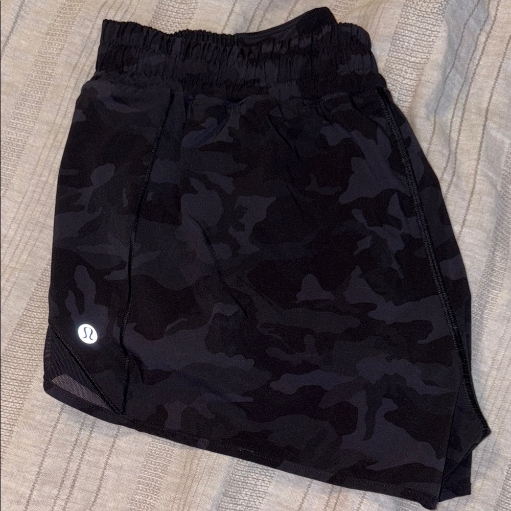 Lululemon Hotty Hot shorts 2.5 in size 12